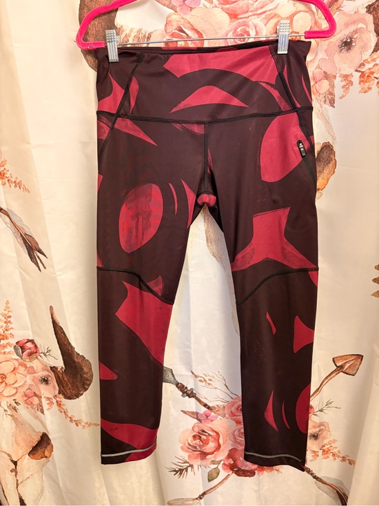 lululemon athletica Pants - Size 8 lululemon Abstract Print Cropped Leggings